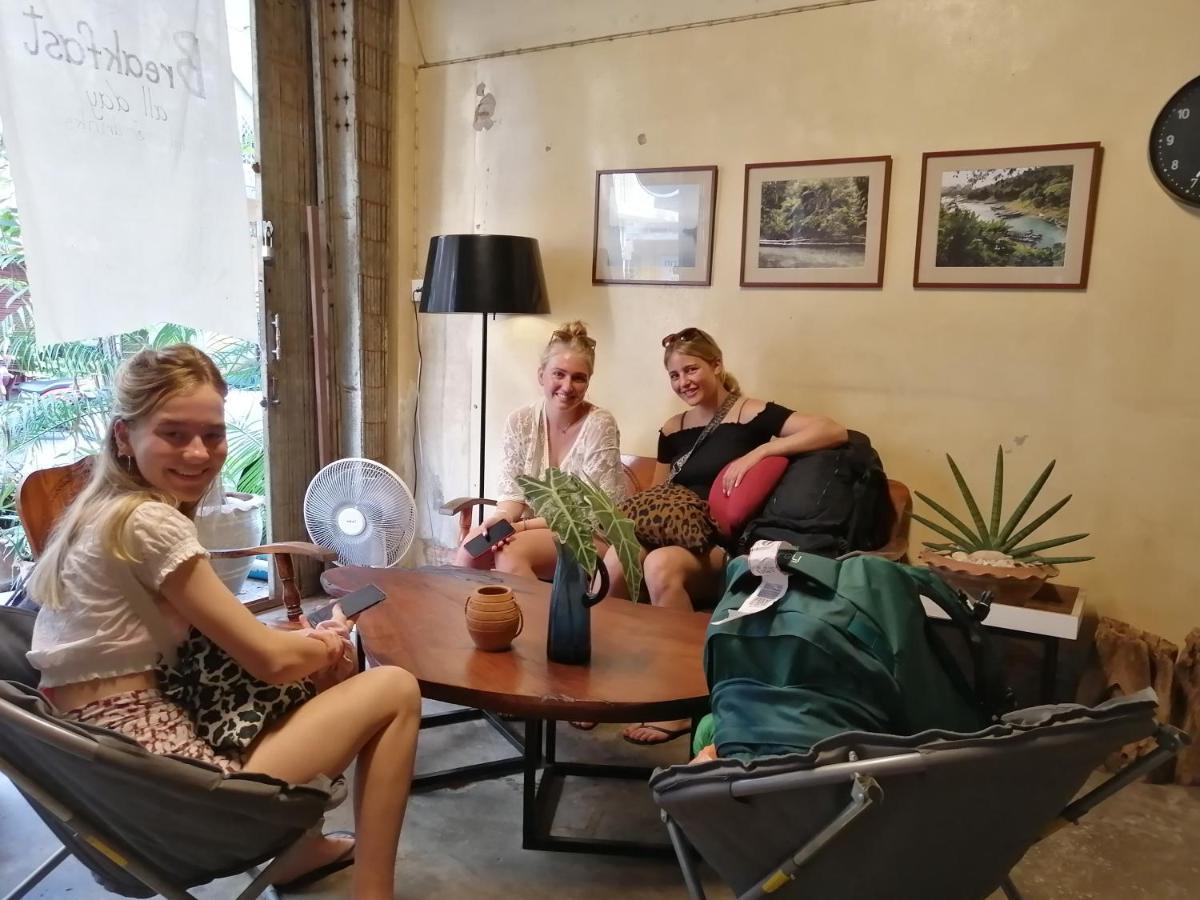 Boundary Hostel And Cafe 素叻他尼 外观 照片