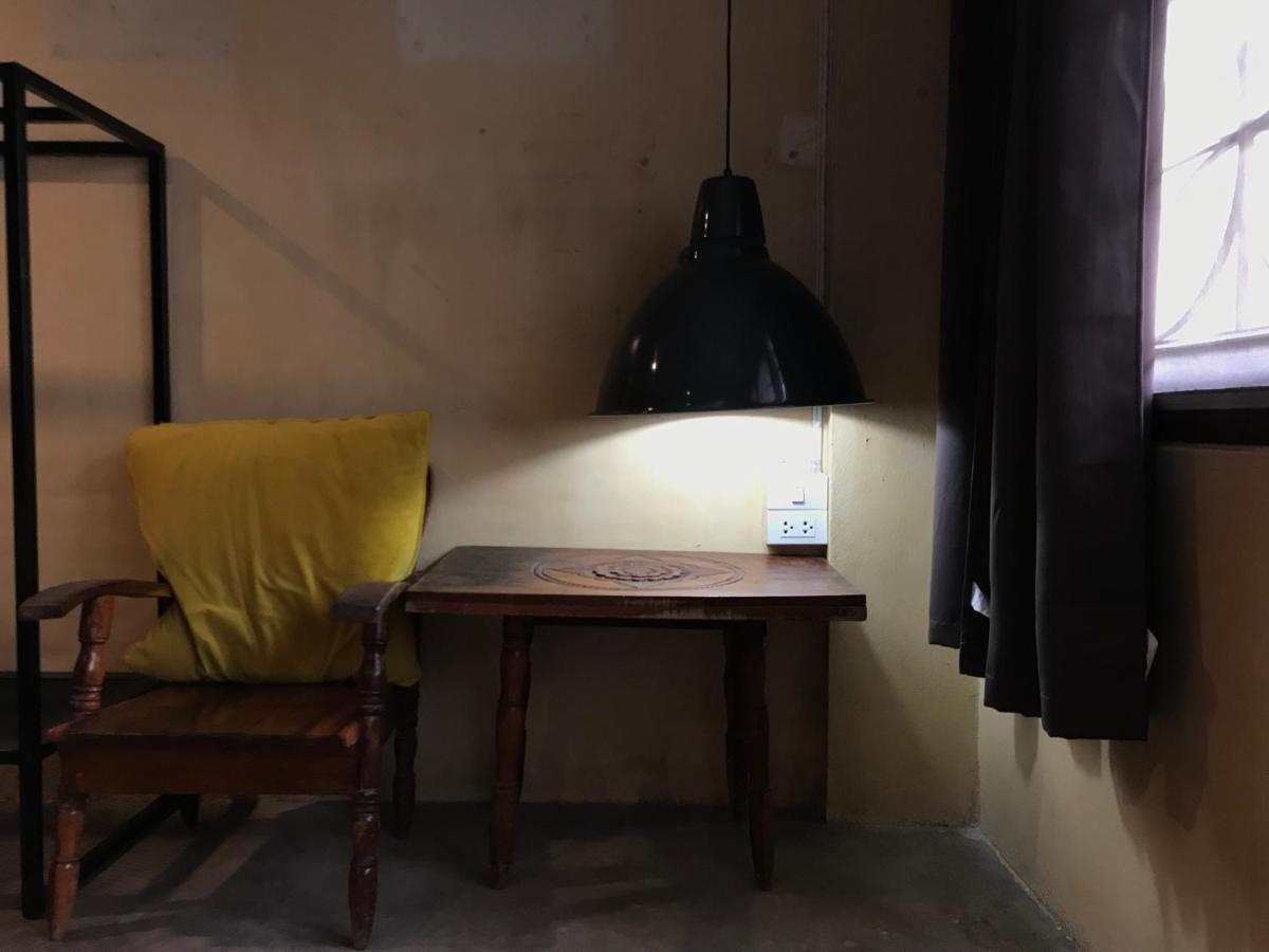 Boundary Hostel And Cafe 素叻他尼 外观 照片
