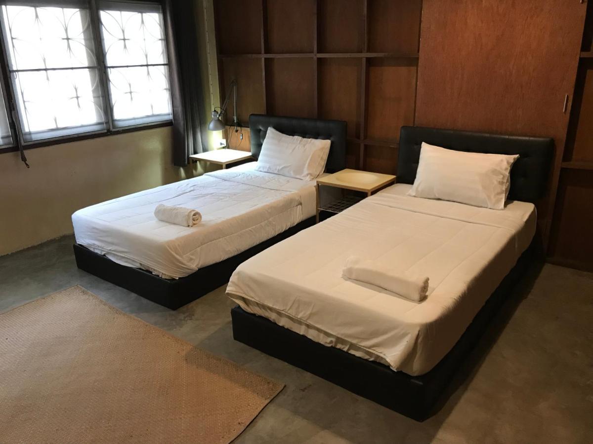 Boundary Hostel And Cafe 素叻他尼 外观 照片