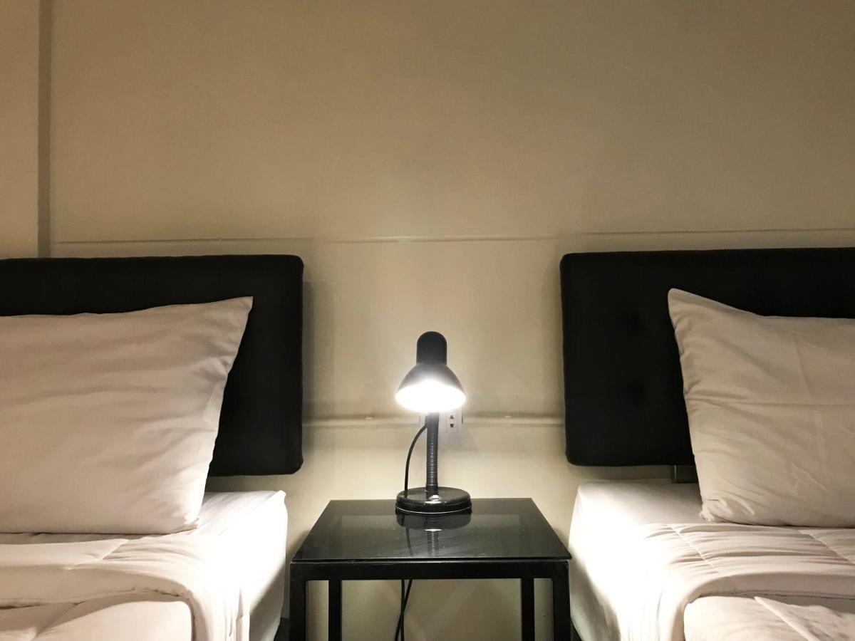 Boundary Hostel And Cafe 素叻他尼 外观 照片