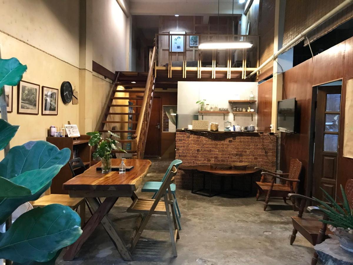 Boundary Hostel And Cafe 素叻他尼 外观 照片