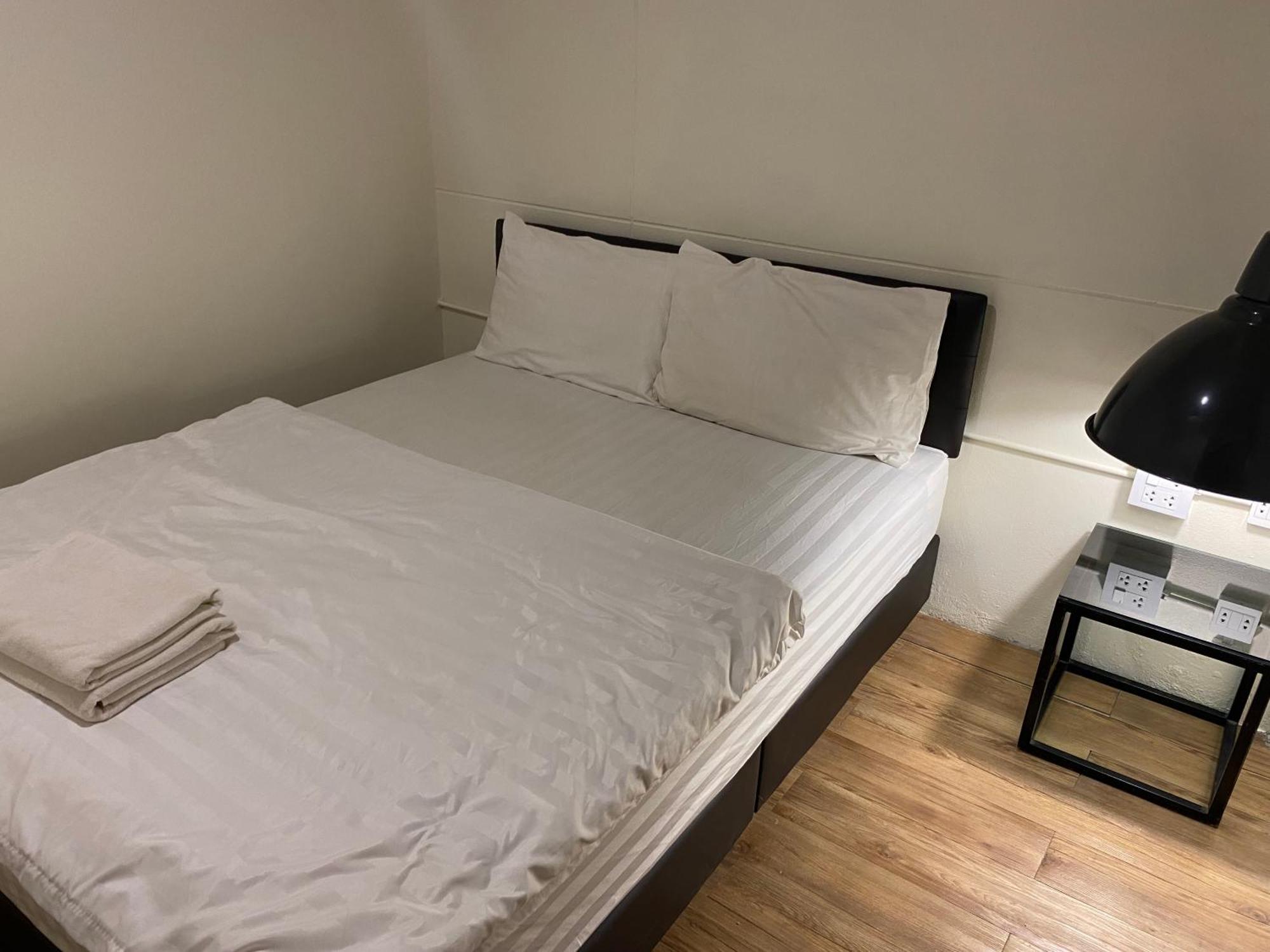 Boundary Hostel And Cafe 素叻他尼 外观 照片