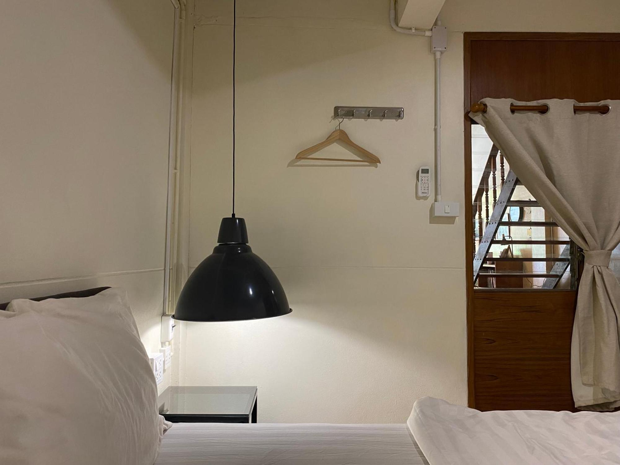 Boundary Hostel And Cafe 素叻他尼 外观 照片